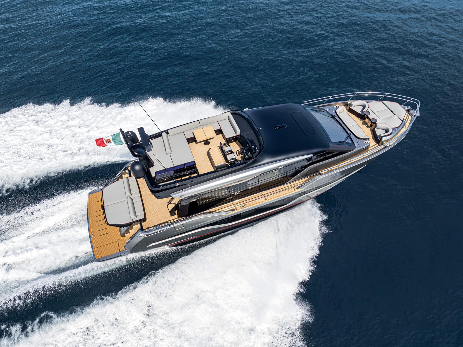 Yacht Cranchi in navigazione vista dall’alto